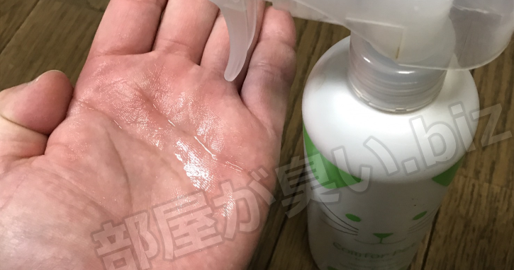 カンファペットを手に使っている画像